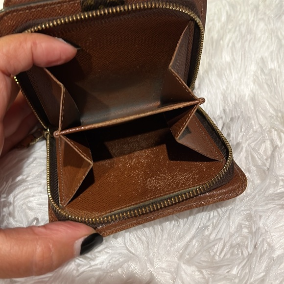 Louis Vuitton Monogram Zip Around Wallet - Picture 10 of 10